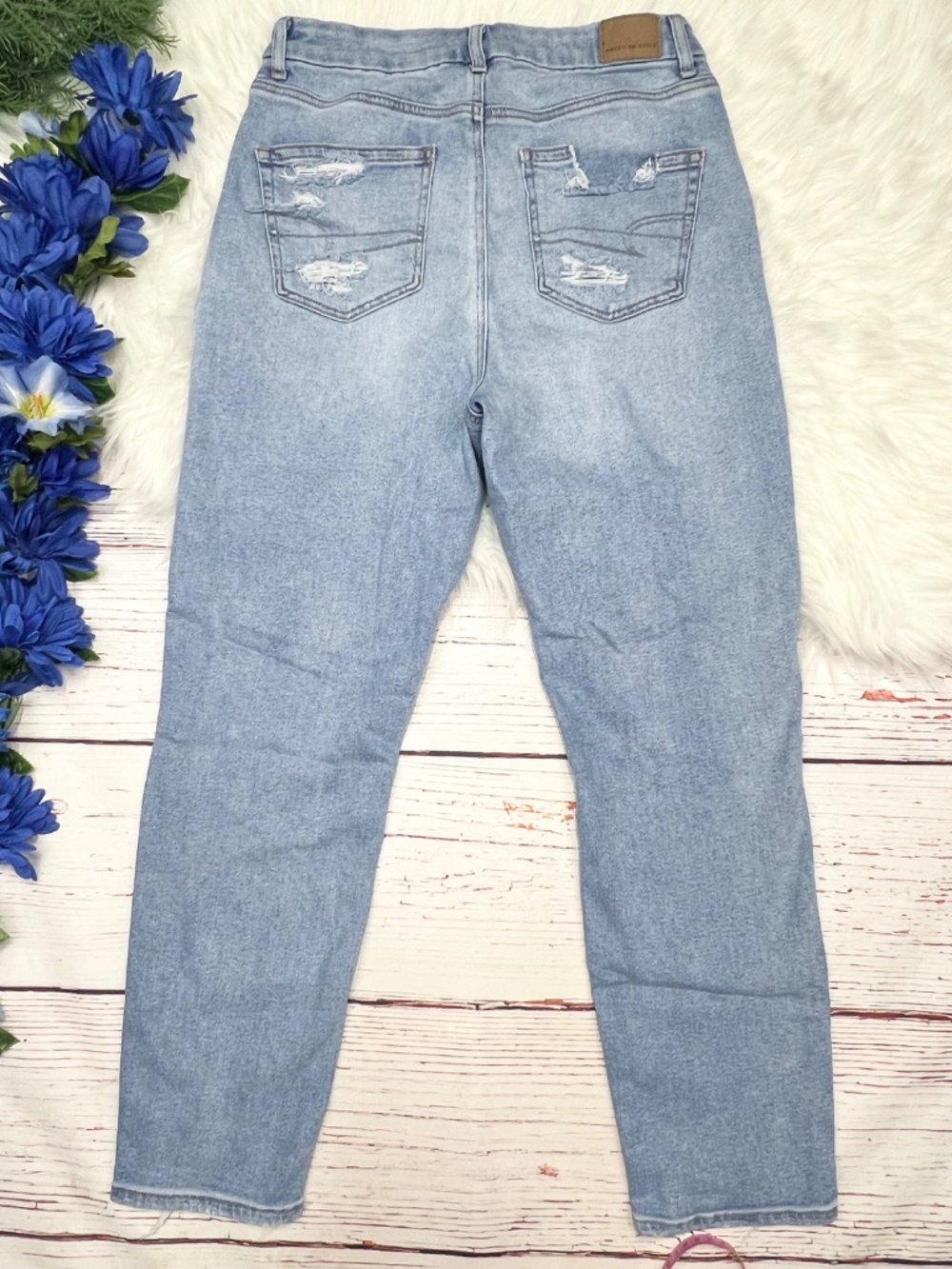 |•AMERICAN EAGLE•| Curvy Mom Jeans Distressed High Rise Light Wash Size 8 - Picture 4 of 9